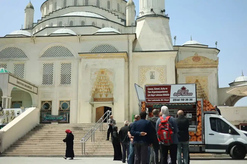 Cuma Namazı Çıkışı Lokma Dağıtımı – Hayır Lokması Hizmeti